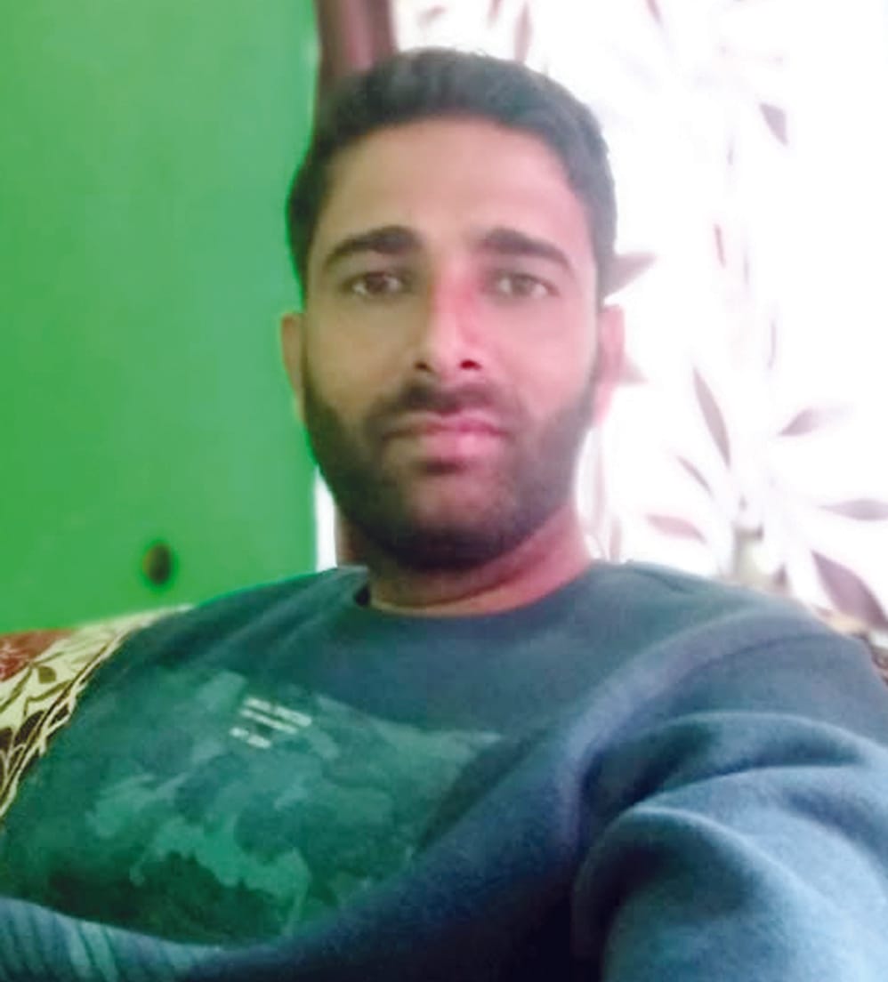 शव को ट्रक के नीचे से निकालते पुलिस व अन्य लोग। पुलिस शव को ट्रक के नीचे से निकालते पुलिस व अन्य लोग। पुलिस