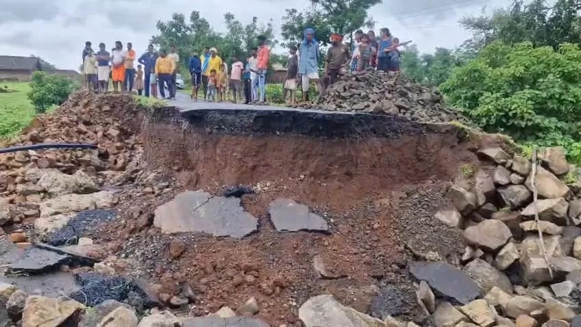 तीन साल में ध्वस्त हुई करोड़ों की सड़क तीन साल में ध्वस्त हुई करोड़ों की सड़क