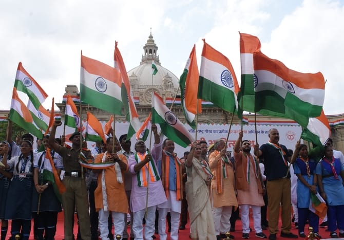 तिरंगे के साथ कदम बढ़ाते बच्चों ने जगाया राष्ट्रप्रेम