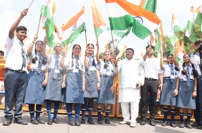 तिरंगे के साथ कदम बढ़ाते बच्चों ने जगाया राष्ट्रप्रेम