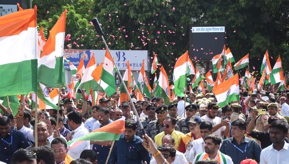 तिरंगे के साथ कदम बढ़ाते बच्चों ने जगाया राष्ट्रप्रेम