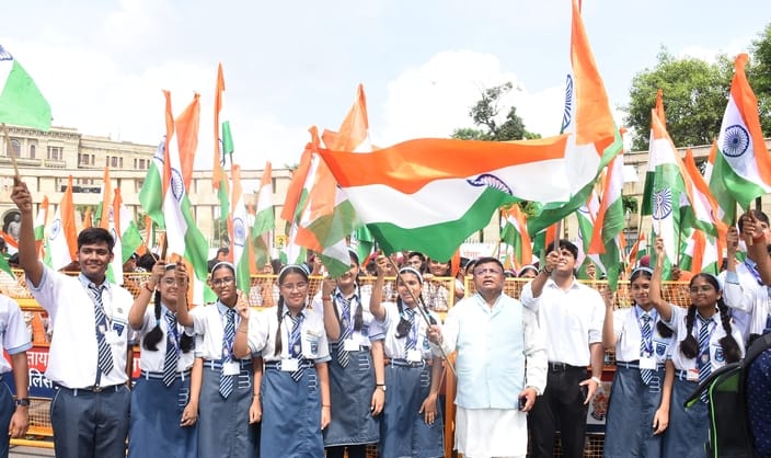 तिरंगे के साथ कदम बढ़ाते बच्चों ने जगाया राष्ट्रप्रेम