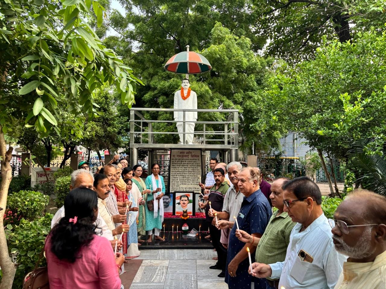 दिल्ली में उद्यमी अशोक अग्रवाल को सम्मानित करते अतिथि। स्रोत: स्वयं दिल्ली में उद्यमी अशोक अग्रवाल को सम्मानित करते अतिथि। स्रोत: स्वयं