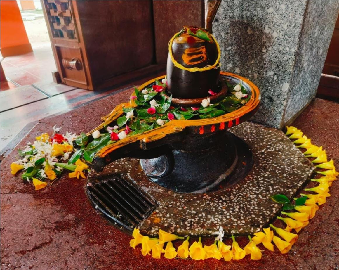 दुद्धी के बिडर गांव में हिरेश्वर महादेव मंदिर में माँ भगवती का श्रृंगार करते श्रद्धालु-संवाद
