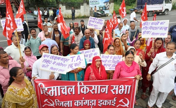 धर्मशाला में मांगों को लेकर रैली निकालकर प्रदर्शन करते हुए किसान सभा के सदस्य। अमर उजाला