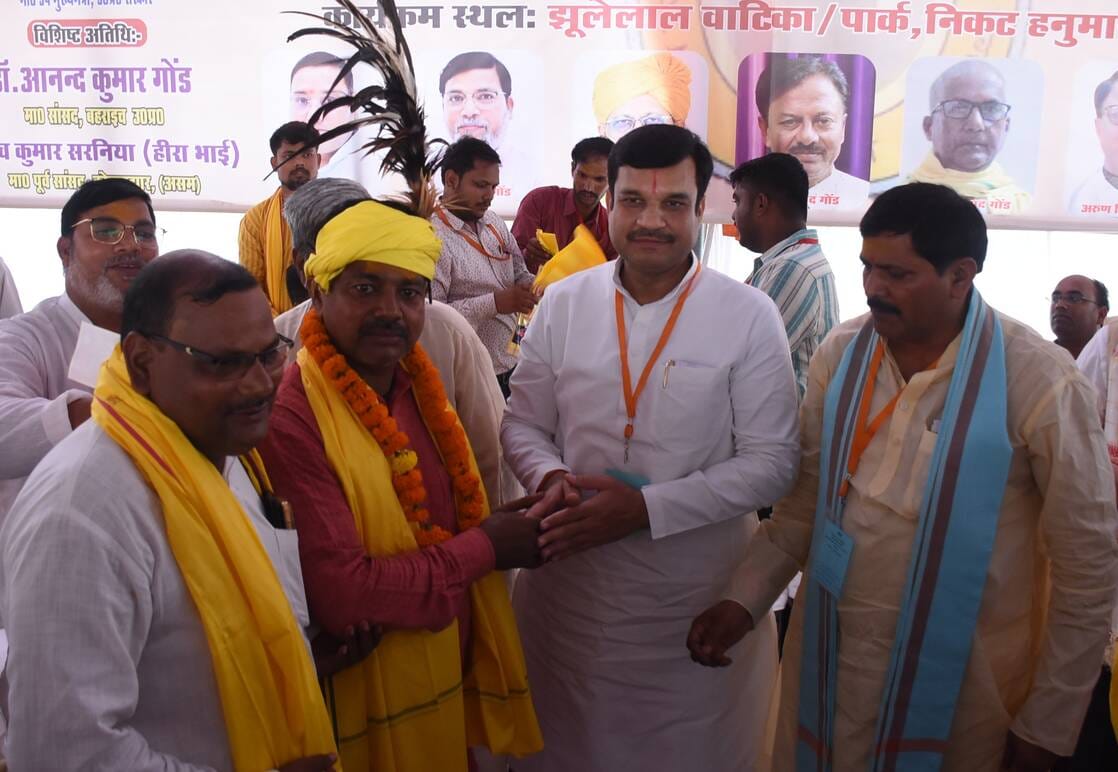 विश्व आदिवासी दिवस कार्यक्रम में जिला अध्यक्षों को सम्मानित करते बहराइच के सांसद आनंद कुमार गों