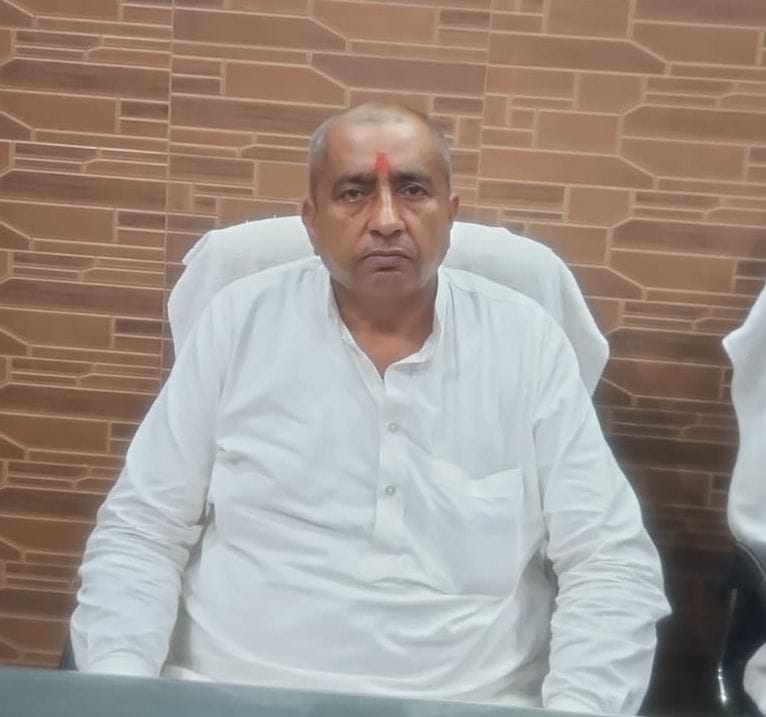 10जेएनडी07: शहर की अनाजमंडी में प्रधान पद को लेकर विचार विमर्श करते हुए आढ़ती। स्रोत: आढ़ती