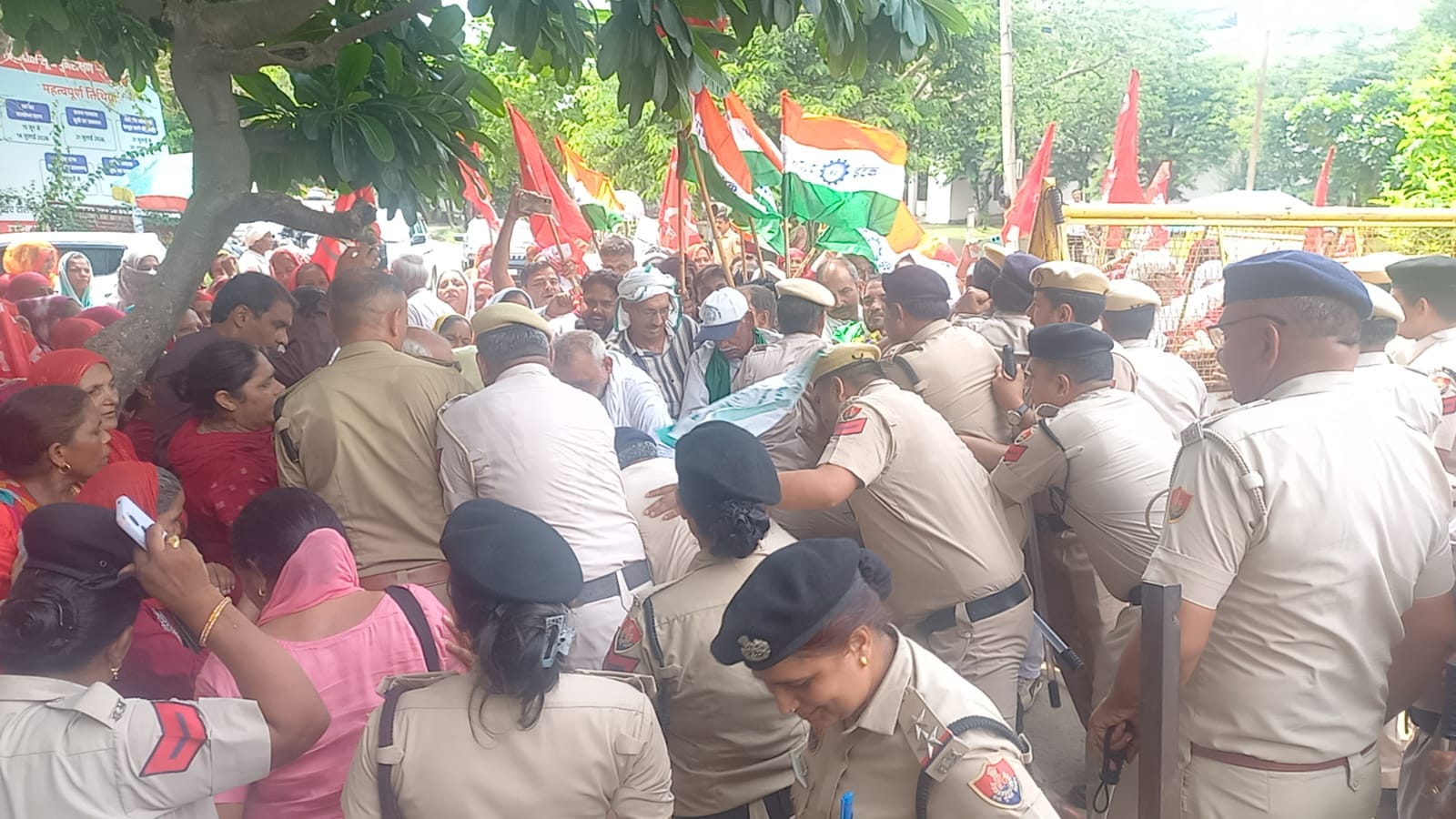 10jjrp17- लघु सचिवालय में घुसने का प्रयास करते प्रदर्शनकारियों को रोकने का प्रयास करते पुलिस कर