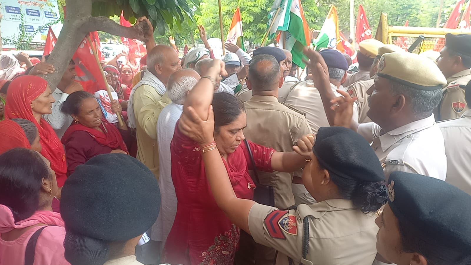 10jjrp17- लघु सचिवालय में घुसने का प्रयास करते प्रदर्शनकारियों को रोकने का प्रयास करते पुलिस कर
