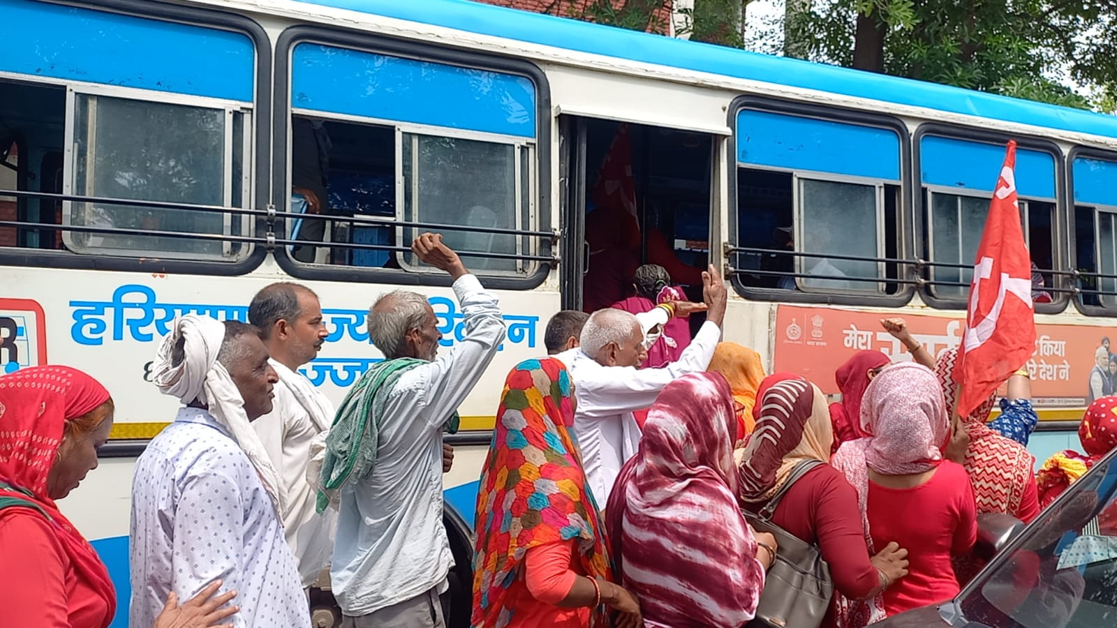 10jjrp17- लघु सचिवालय में घुसने का प्रयास करते प्रदर्शनकारियों को रोकने का प्रयास करते पुलिस कर