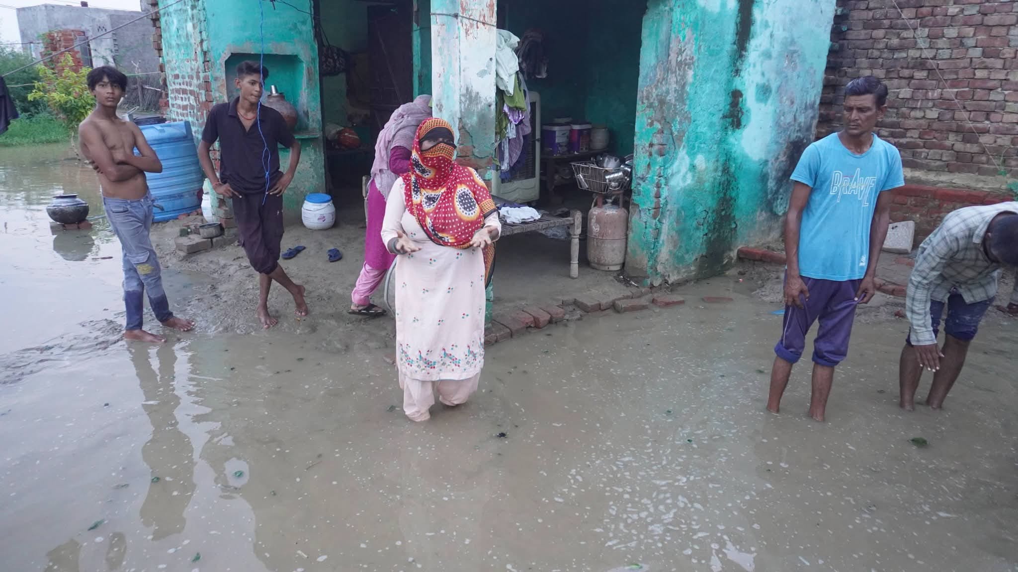 10jjrp22- कालियावास गांव में खेतों में भरा पानी। स्रोत : ग्रामीण