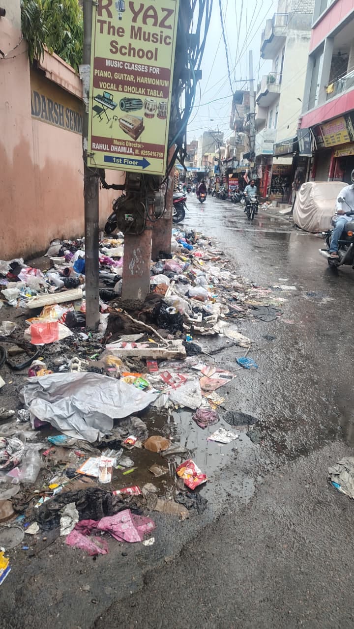 34-लाढ़ोत रोड के पर कचरा उठाने पहुंची गाड़ी में कचरा डालती महिलाएं। संवाद 34-लाढ़ोत रोड के पर कचरा उठाने पहुंची गाड़ी में कचरा डालती महिलाएं। संवाद