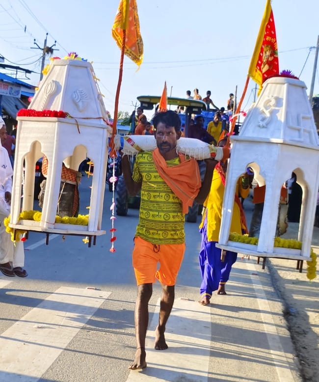 बाबा के जयकारे लगाते डाक कांवड़यात्री। संवाद