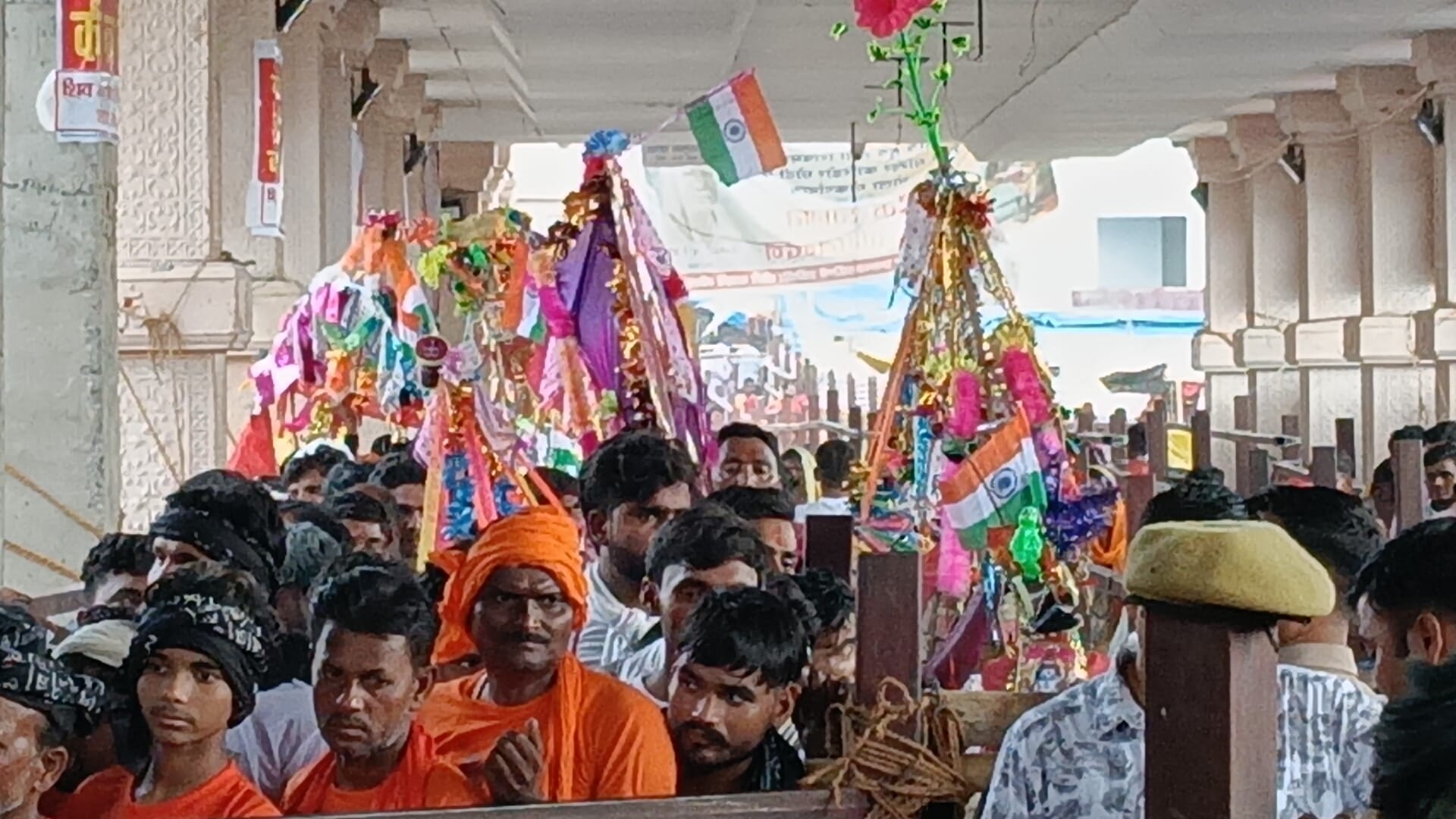 बाबा के जयकारे लगाते डाक कांवड़यात्री। संवाद