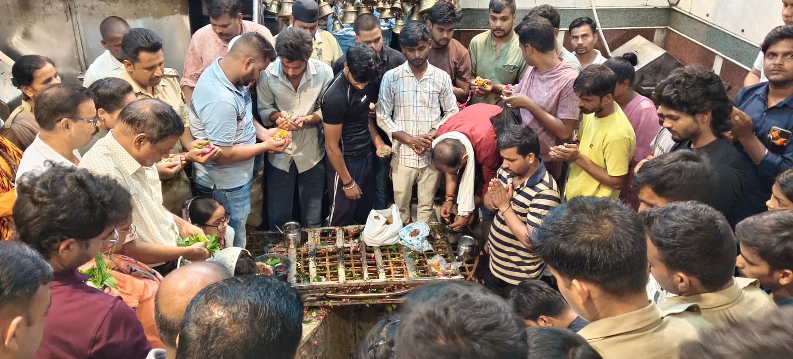 बाबा के जयकारे लगाते डाक कांवड़यात्री। संवाद