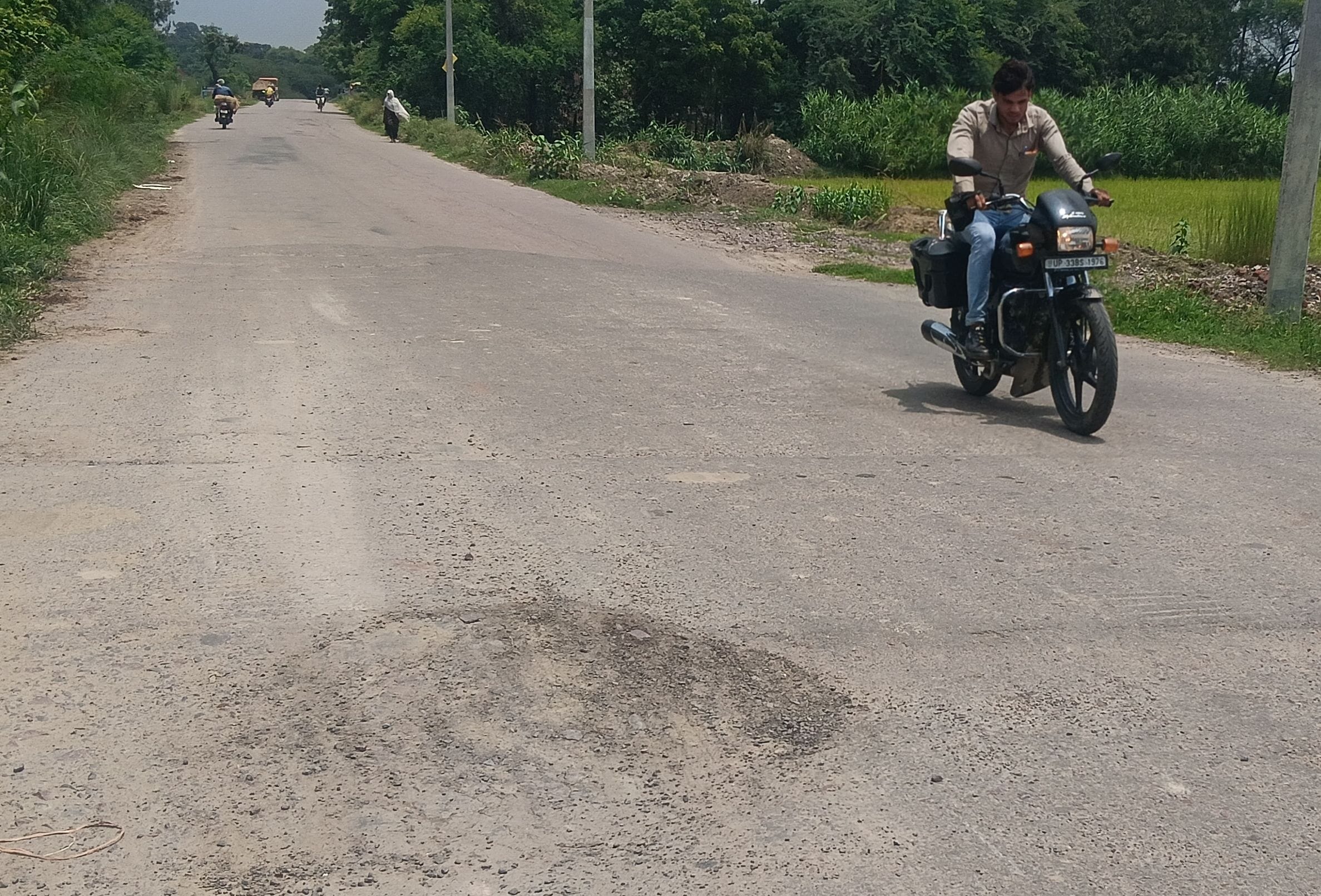 बछरावां ब्लॉक क्षेत्र की बदहाल सड़क। बछरावां ब्लॉक क्षेत्र की बदहाल सड़क।