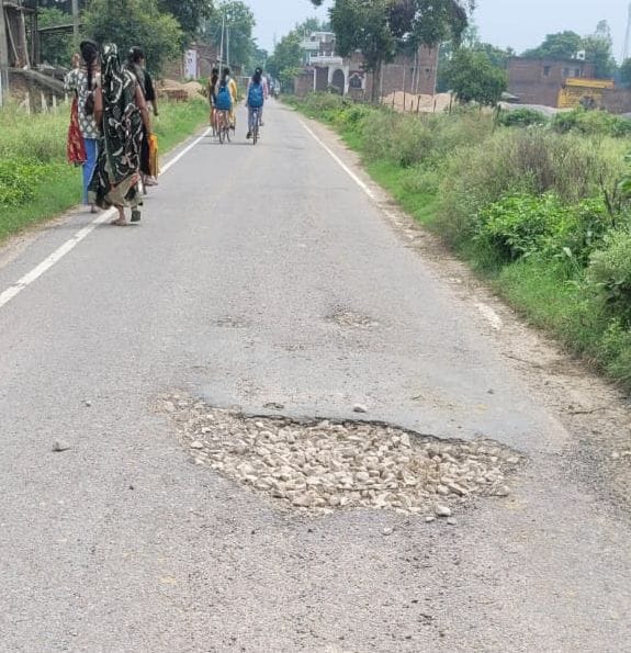 बछरावां ब्लॉक क्षेत्र की बदहाल सड़क। बछरावां ब्लॉक क्षेत्र की बदहाल सड़क।