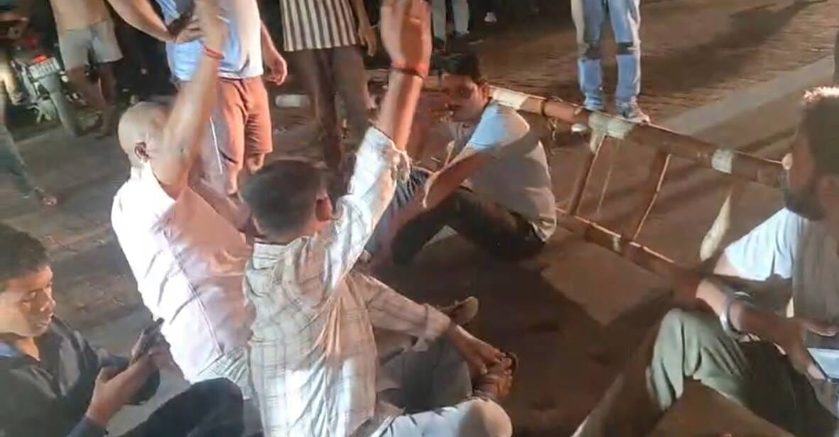 बहराइच में डीएम तिराहे पर देर रात बिजली कटौती के विरोध में प्रदर्शन करते लोग।