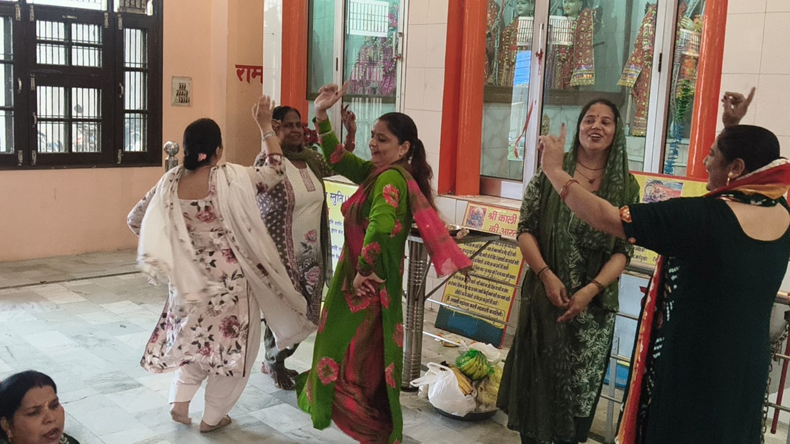 भाटली के स्वयंभू प्राचीन शिव मंदिर में लगी श्रद्धालुओं की भीड़। संवाद भाटली के स्वयंभू प्राचीन शिव मंदिर में लगी श्रद्धालुओं की भीड़। संवाद