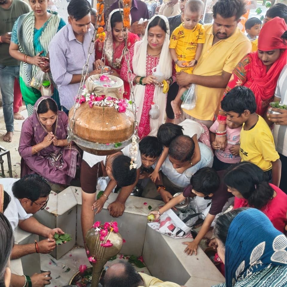 बिल्सी के श्री नर्वदेश्वर महादेव मंदिर दुर्गा नगर जलाभिषेक करते हुए श्रध्दालु। संवाद