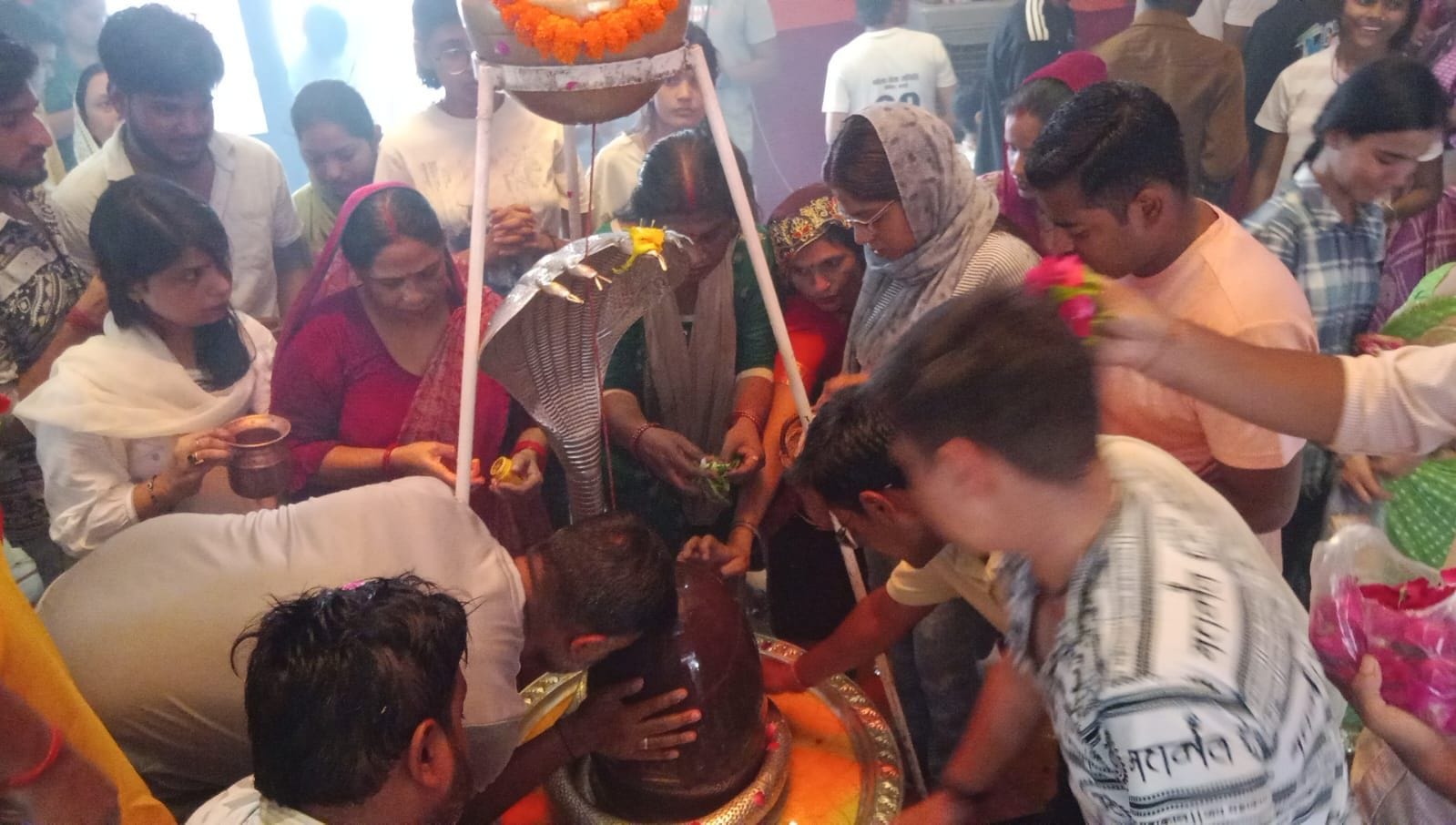 बिल्सी के श्री नर्वदेश्वर महादेव मंदिर दुर्गा नगर जलाभिषेक करते हुए श्रध्दालु। संवाद