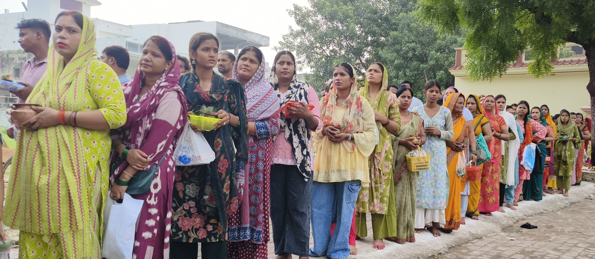 बालेश्वर महादेव मंदिर में जलाभिषेक के लिए मंदिर परिसर में उमड़ी भक्तों की भीड़। 