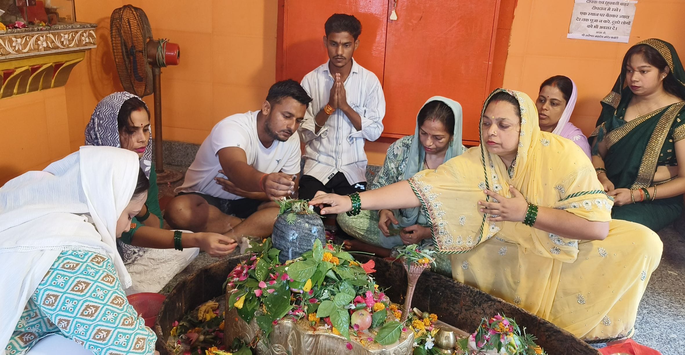 बालेश्वर महादेव मंदिर में जलाभिषेक के लिए मंदिर परिसर में उमड़ी भक्तों की भीड़। 
