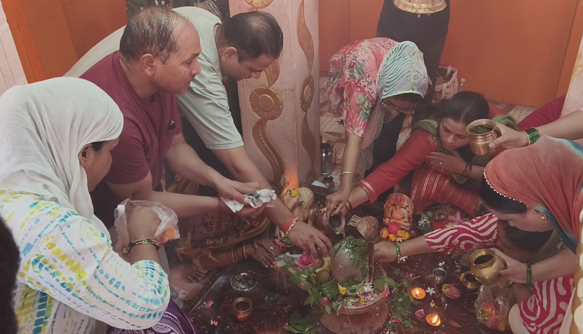 बालेश्वर महादेव मंदिर में जलाभिषेक के लिए मंदिर परिसर में उमड़ी भक्तों की भीड़। 