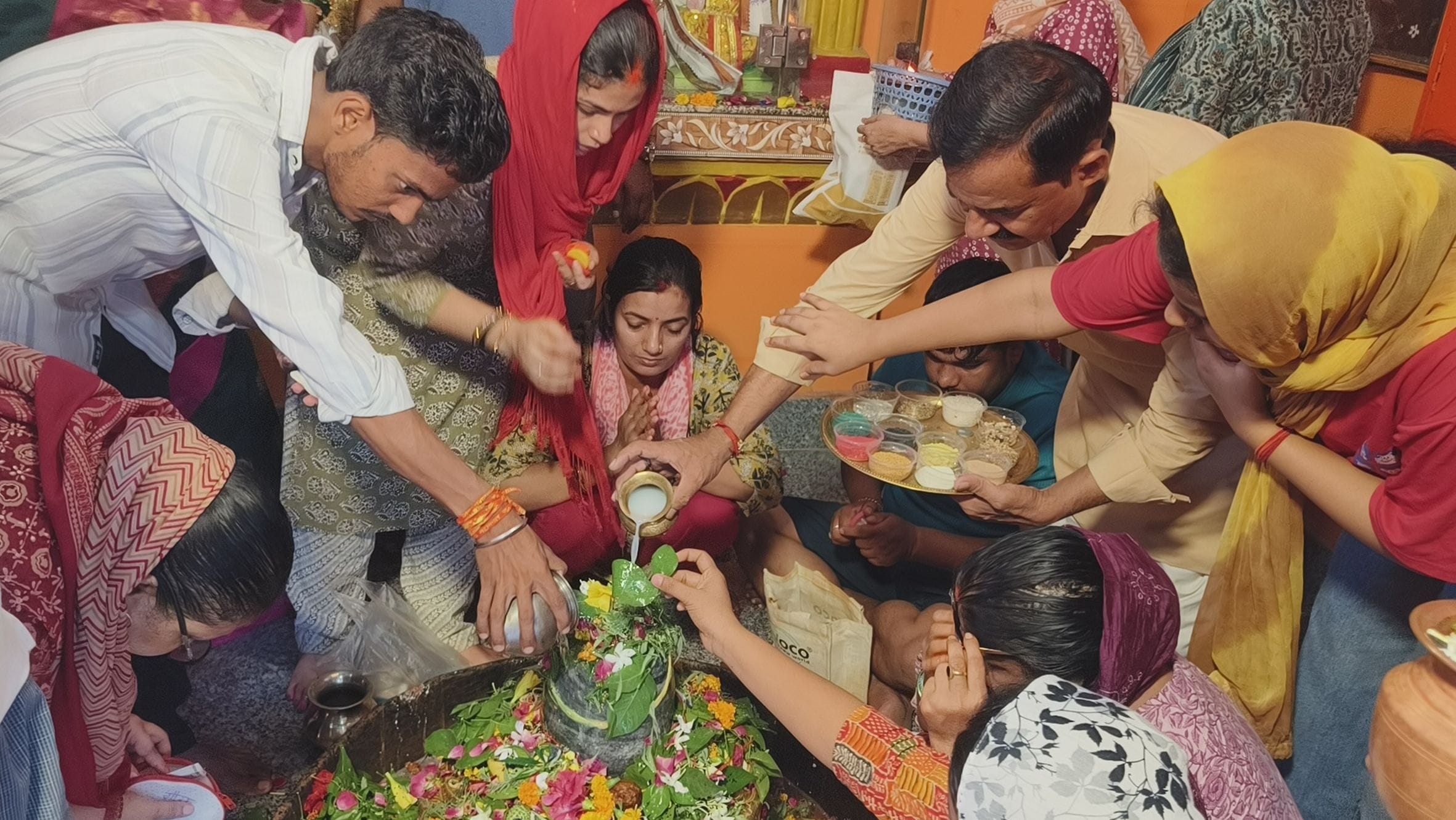 बालेश्वर महादेव मंदिर में जलाभिषेक के लिए मंदिर परिसर में उमड़ी भक्तों की भीड़। 
