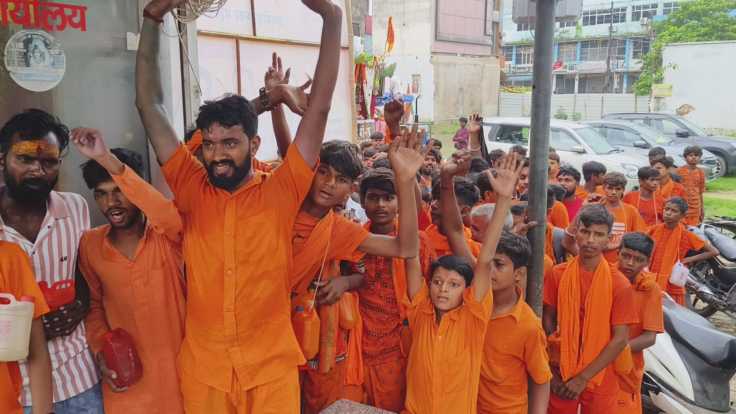 बालेश्वर महादेव मंदिर में जलाभिषेक के लिए मंदिर परिसर में उमड़ी भक्तों की भीड़। 