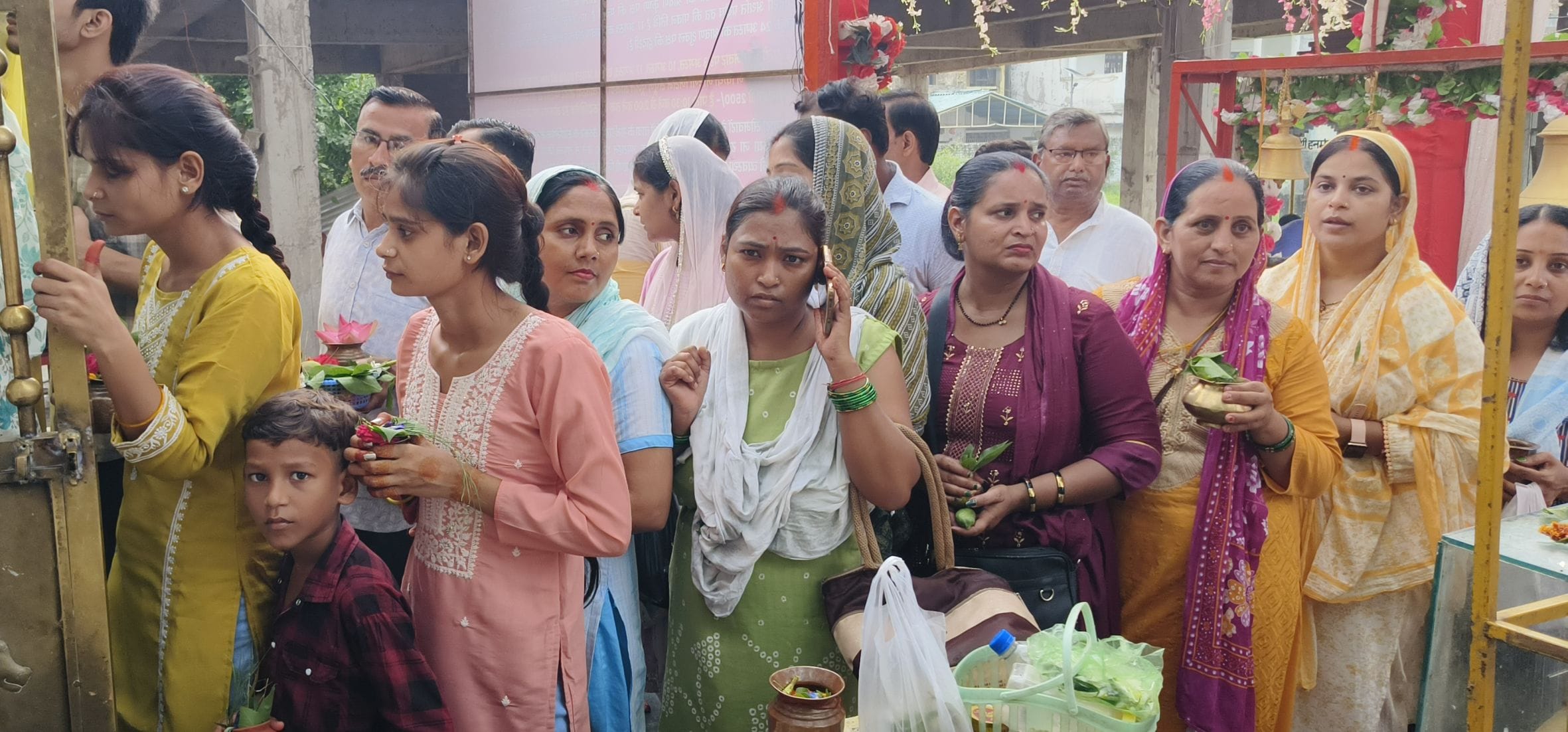 बालेश्वर महादेव मंदिर में जलाभिषेक के लिए मंदिर परिसर में उमड़ी भक्तों की भीड़। 