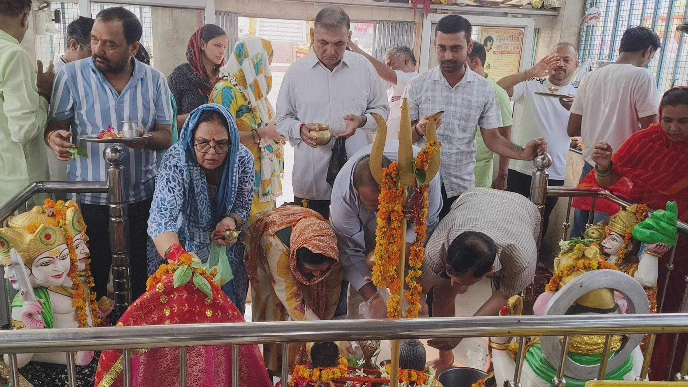 बालेश्वर महादेव मंदिर में जलाभिषेक के लिए मंदिर परिसर में उमड़ी भक्तों की भीड़। 