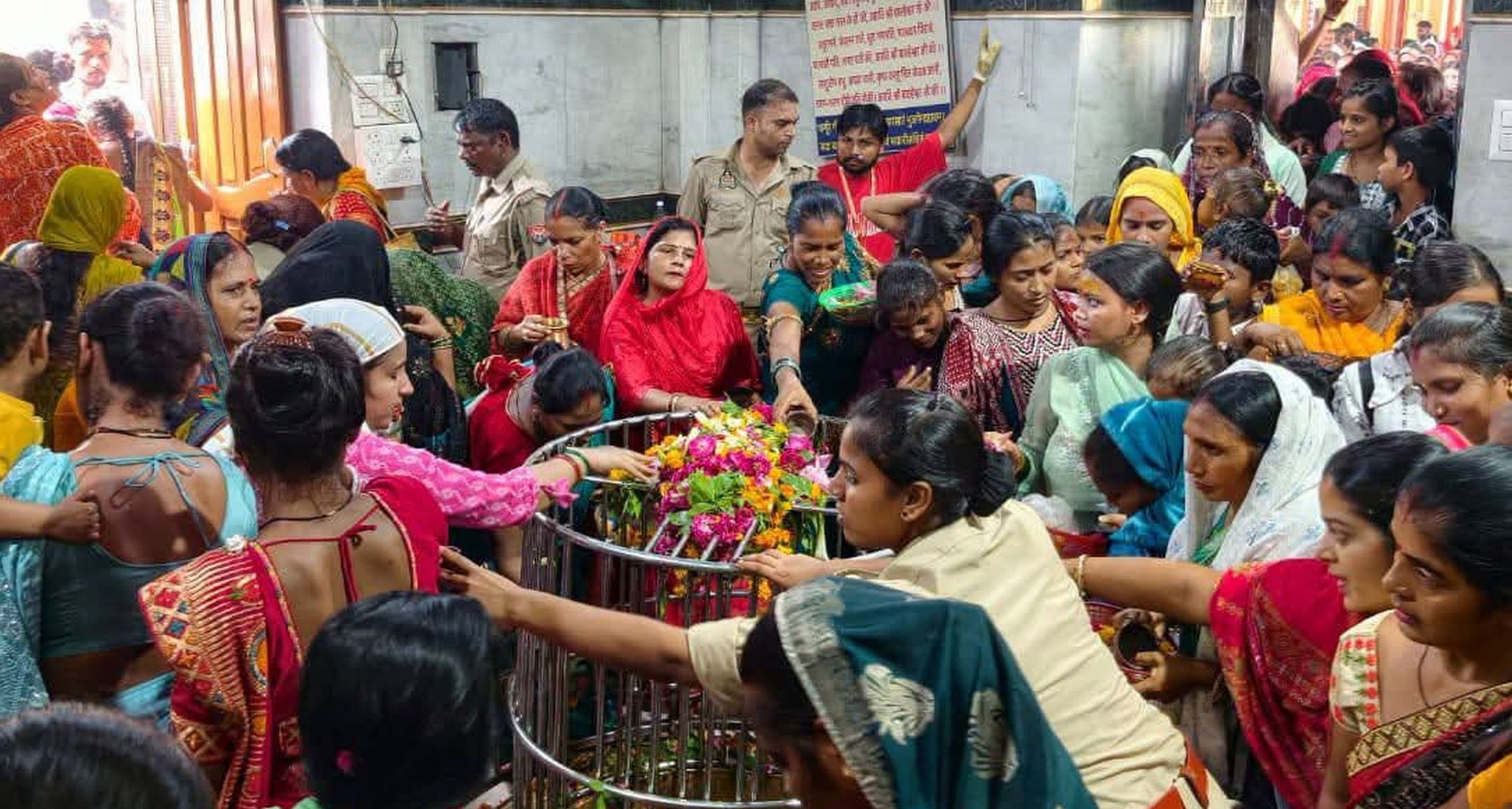 बालेश्वर महादेव मंदिर में जलाभिषेक के लिए मंदिर परिसर में उमड़ी भक्तों की भीड़। 