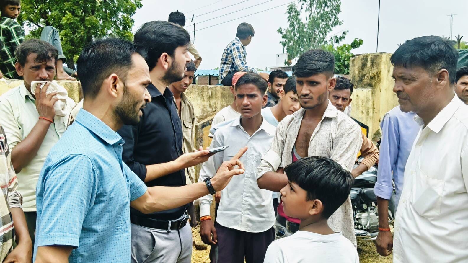 बादल गांव स्थित गोशाला में दलदल में बैठे गोवंश। संवाद बादल गांव स्थित गोशाला में दलदल में बैठे गोवंश। संवाद