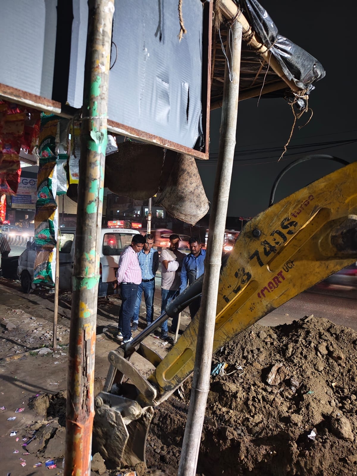 चिनहट में फॉल्ट को दुरुस्त करने के लिए खोदाई करते बिजली कर्मचारी।