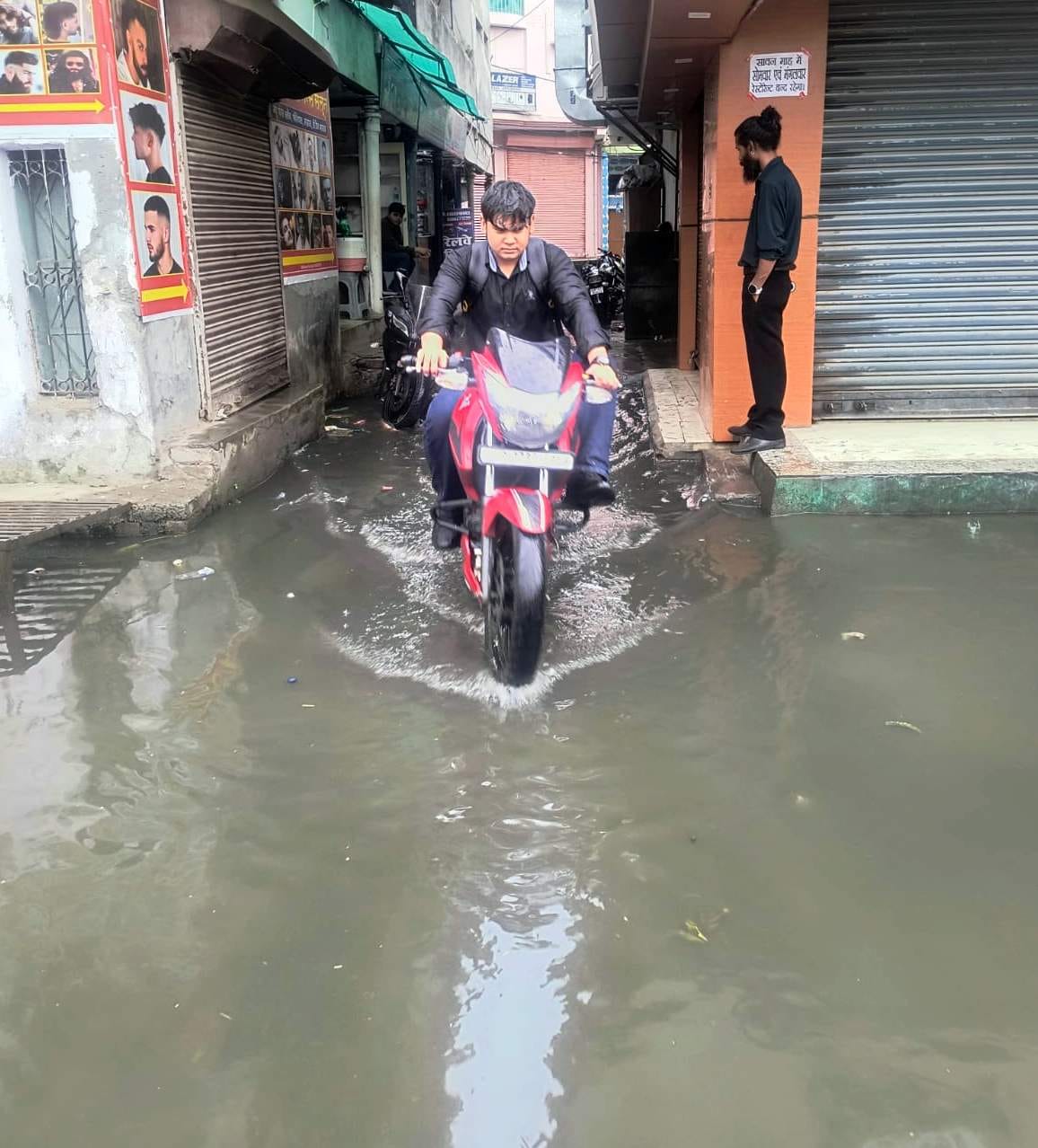 चूड़ी वाली गली में भरा बारिश का पानी। संवाद