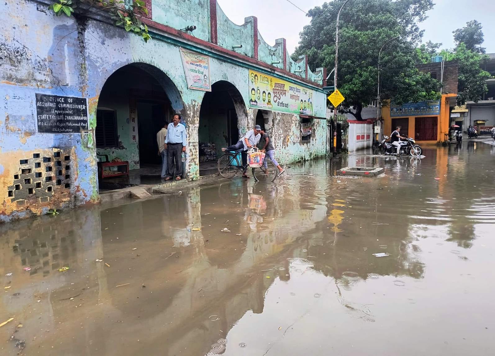 चूड़ी वाली गली में भरा बारिश का पानी। संवाद