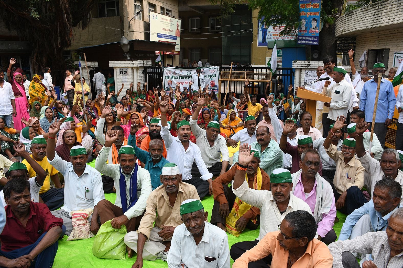 एलडीए कार्यालय में प्रदर्शन करते किसान।