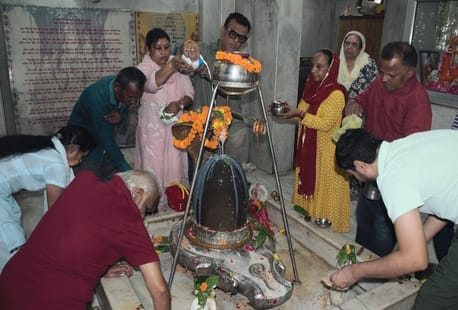 फरीदाबाद में सावन के दुसरे सोमवार को पूजा करने के लिए सैनिक कॉलोनी स्थित शिवालय में लाइन में 