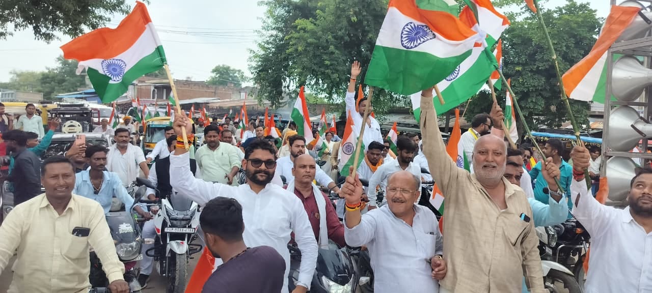 फोटो-10- कस्बा जसपुरा में तिरंगा यात्रा निकालते भाजपाई व अन्य। संवाद