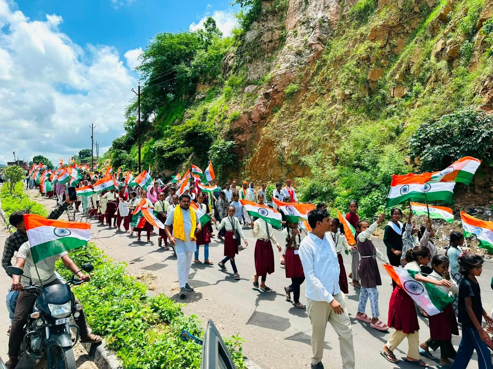 फोटो-10- कस्बा जसपुरा में तिरंगा यात्रा निकालते भाजपाई व अन्य। संवाद
