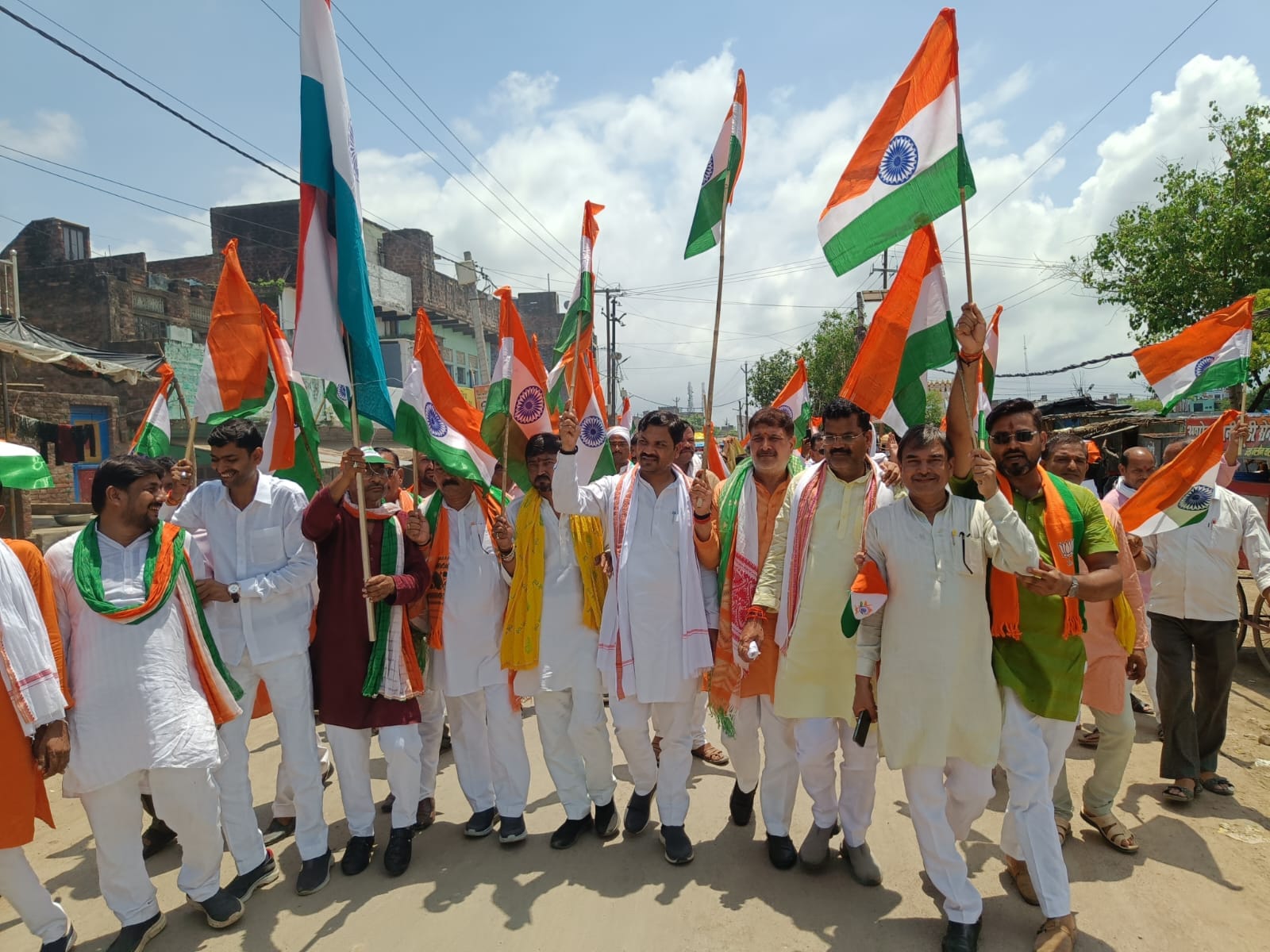 फोटो-10- कस्बा जसपुरा में तिरंगा यात्रा निकालते भाजपाई व अन्य। संवाद