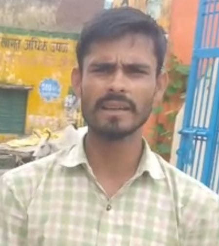फोटो 17 - गंजडुंडवारा में खाद न मिलने को लेकर आक्रोश जताते किसान। स्रोत : संवाद फोटो 17 - गंजडुंडवारा में खाद न मिलने को लेकर आक्रोश जताते किसान। स्रोत : संवाद