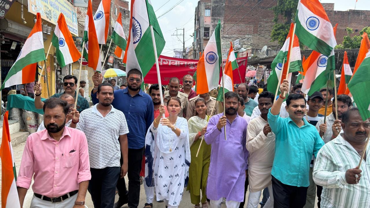फोटो 23: कहली में तिरंगा यात्रा निकालते विधायक रामपाल वर्मा, साथ में प्रधानाचार्य गार्गी श्रीवा