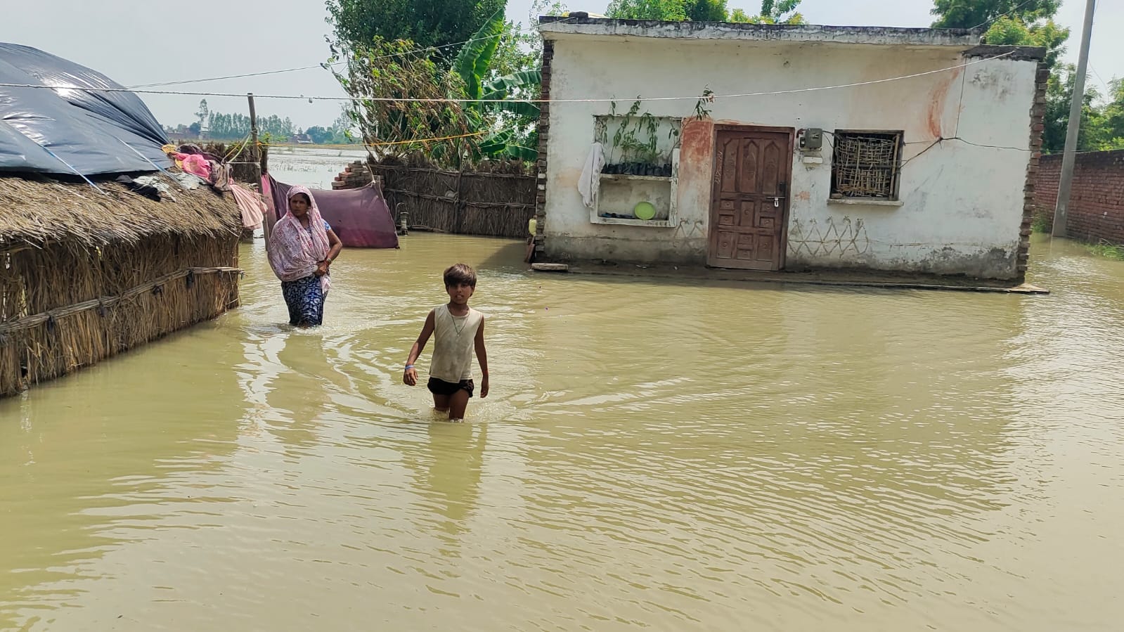 फोटो -33, नाव से गांव उदयपुर को जाते छात्र छात्राएं व ग्रामीण। संवाद