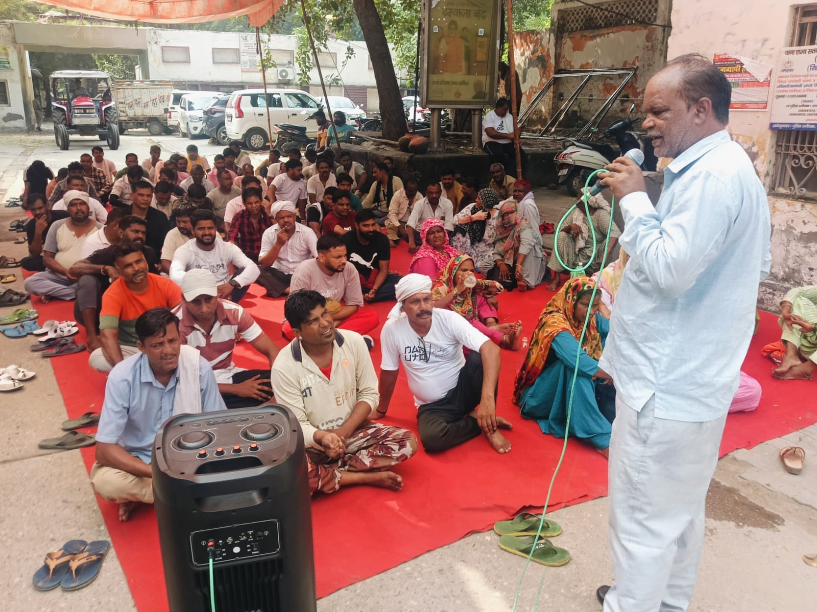 फोटो : सोनीपत के शनि मंदिर के सामने पड़ा कचरे का ढेर। संवाद फोटो : सोनीपत के शनि मंदिर के सामने पड़ा कचरे का ढेर। संवाद