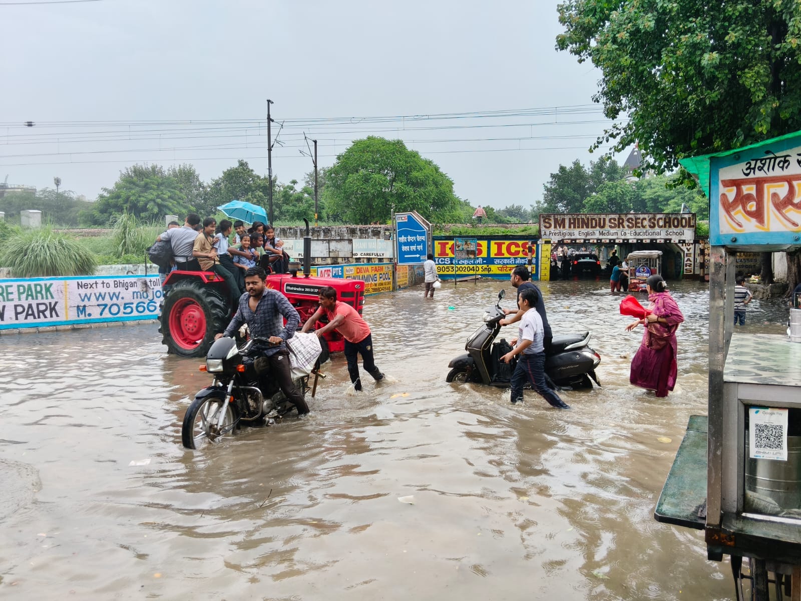 फोटो : सोनीपत के शनि मंदिर रेलवे अंडरब्रिज में 13 फुट तक भरा बारिश का पानी। संवाद