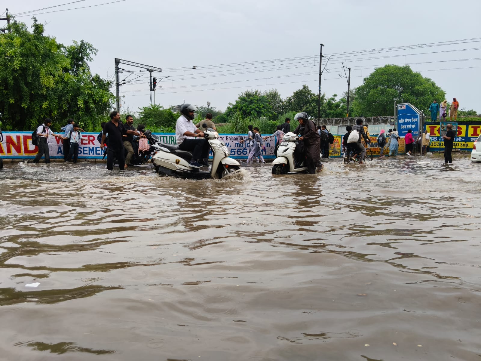 फोटो : सोनीपत के शनि मंदिर रेलवे अंडरब्रिज में 13 फुट तक भरा बारिश का पानी। संवाद