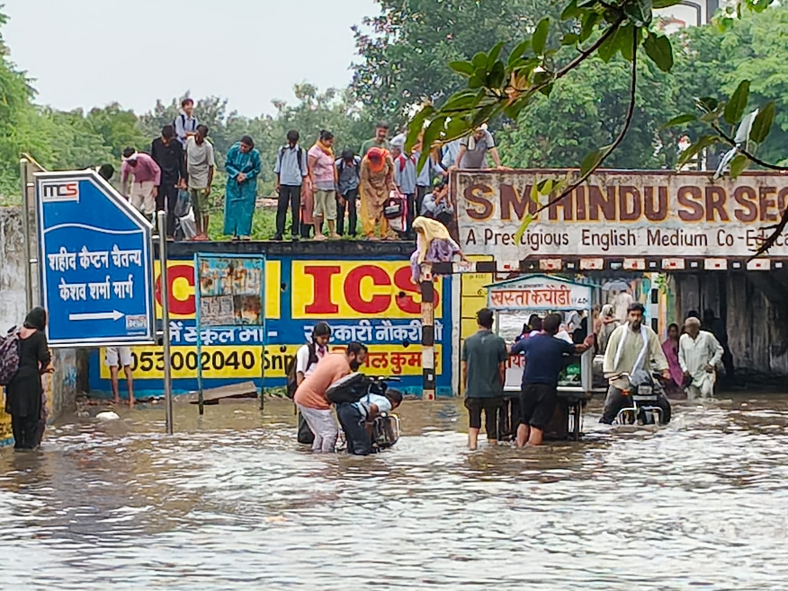 फोटो : सोनीपत के शनि मंदिर रेलवे अंडरब्रिज में 13 फुट तक भरा बारिश का पानी। संवाद