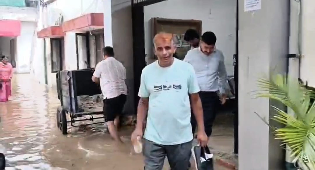 फोटो : सोनीपत के शनि मंदिर रेलवे अंडरब्रिज में 13 फुट तक भरा बारिश का पानी। संवाद